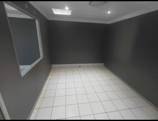 100M² OFFICE TO LET IN FOURWAYS